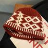 Gorro de lana de punto con cuadros de diamantes a juego de colores vintage para mujer, otoño e invierno 2024, con la cara mostrada, pequeño gorro Baotou para el frío y el calor.