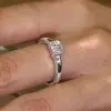 Libro de Caperucita Roja con Anillo de Diamantes Cuadrados Pequeños Flash 2024 Nuevo Pulsera de Lujo Ligero Diseño de Moda Anillo Abierto