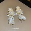 Pendientes de borlas con perlas y flores de plata con alfileres, elegantes, ligeros y de lujo, para mujer, de alta gama.