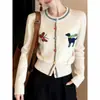 Suéter de tricô casual estilo coreano, que rejuvenesce, na cor off-white para mulheres, com botões coloridos e bordado, um cardigã de tricô único para o outono de 2026