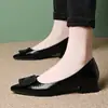 Zapatos de tacón grueso bajos populares para mujer, colección de otoño 2026, punta fina, hebilla cuadrada, piel suave, suela blanda, tacón bajo, zapatos versátiles y cómodos para madres