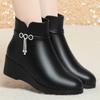 Botas curtas de cunha para mulheres outono e inverno novos sapatos de inverno botas curtas de couro macio sapatos de couro forrados de lã para mães de meia-idade e idosas sapatos acolchoados de algodão
