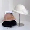 Sombrero de cubo de lana estilo lujo ligero para mujer con decoración de plumas de malla, sombrero de pescador retro a la moda para invierno