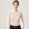 Suéter tricotado 100% lã, intelectual e elegante, para mulheres, com acabamento delicado em renda, gola semi-alta, corte que afina a silhueta e versatilidade para usar como peça base.