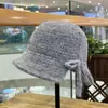 Sombrero de pescador de cubo cálido y moderno para mujer Otoño e Invierno 2025, Elegante y Adelgazante para la Cara, Estilo Coreano Color Sólido con Lazo Dividido