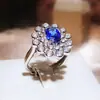 Anillo de zafiro simulado para mujer, venta al por mayor, con diseño de Shake Voice Live pt950, estilo europeo y americano, con diamantes y flores de color.