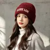 Nuevo gorro de punto bordado estilo coreano para mujer, cálido versátil para otoño e invierno, con bordado de letras, para exteriores, a prueba de frío, protege los oídos, de lana