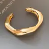 Pulseras plisadas lisas transfronterizas europeas y americanas con diseño de nicho irregular, joyería versátil de moda de lujo ligero al por mayor