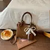 Mini bolsa de balde trançada vintage com decoração de laço de renda de pérolas, versátil e pode ser usada como bolsa transversal