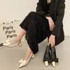 Sandálias Pequenas Femininas com Saias Nova Coleção Primavera e Verão 2025 Sapatos de Salto Grosso Temperamento Bico Quadrado Salto Alto Estilo Pequeno Cheiroso Francês