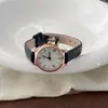 Relógio Compacto Fashionável de Nicho Estilo Coreano, Luxo Leve de Ponta, Estilo Minimalista Retro Ins, Feminino à Prova d'Água com Mostrador Pequeno e Pulseira de Couro