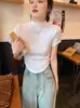 Estilo Verão Curto Ombro Direito Efeito Emagrecedor Camiseta de Manga Curta para Mulheres com Atmosfera de Puro Desejo Cintura Alta Mostrando o Umbigo Doce e Picante Top Justo