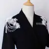 Vestido de rendimiento para niños con adornos de flecos en los hombros, charreteras, decoraciones en los hombros, pedrería, accesorios dorados.