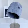 Modioso Gorro de Punto Versátil y Cálido con Etiqueta de Cuero para Mujer, Nuevo Gorro de Invierno a Prueba de Viento, Gorro de Lana Elegante de Color Sólido