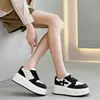 Zapatillas Blancas de Suela Gruesa con Trébol de Cuatro Hojas, Estilo Nuevo de Primavera y Otoño para Mujer, Zapatos Deportivos Casuales Bajos Versátiles que Aumentan la Altura