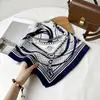 Pañuelo cuadrado marrón estilo Maillard para mujer, nuevo modelo otoño 2026, elegante y versátil, se puede usar como accesorio decorativo para el cabello o bufanda para el cuello, venta al por mayor