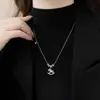 Nuevo Collar con Colgante de Caballo de Perlas Plateadas para Mujer, Sencillo y de Alta Gama, Cadena para Suéter de Lujo Ligero, Accesorio de Estilo Nicho