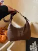 Bolsa feminina transfronteiriça 2026 nova versátil de palha, bolsa de ombro, bolsa de bolinho, bolsa de ombro moderna e elegante para o dia a dia