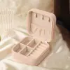 Caja de almacenamiento a prueba de polvo para joyas, estilo caja de almacenamiento para pendientes, accesorios para manos, collares, anillos, caja mini pequeña modelo nuevo