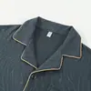 Pijama de otoño e invierno para hombre, hecho con felpa cepillada para mayor calidez y una sensación lujosa, un conjunto cómodo y elegante para estar en casa para hombres, adecuado para primavera y otoño