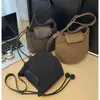 Bolso Cubo Nuevo de Ante Esmerilado Otoño e Invierno 2025, Alto Valor Estético, Bolso de Hombro Sencillo, Bolso Cruzado de Moda para Debajo del Brazo