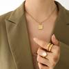 Collar de acero de titanio con colgante cuadrado de flor de lujo ligero de nicho japonés y coreano, cadena de clavícula transfronteriza, joyería combinable al por mayor para mujer