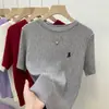 Tecido de fio com núcleo trançado Gola redonda suéter de tricô trançado bordado de manga curta Design de verão nicho único top requintado