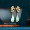 Nuevos pendientes de botón imitación jade de hoja de albaricoque y orquídea, primavera temprana 2024, diseño de nicho de alta gama, accesorios estilo chino hanfu para mujer