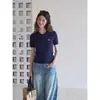 Camiseta de punto de manga corta para mujer, estilo coreano, con cuello polo retorcido bordado, top corto de seda helada para verano