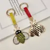 Llavero de aleación transfronterizo creativo y adorable con adornos de diamantes, con un diseño de abeja pequeña, un accesorio de alta gama y lujoso para bolsos y llaves de coche