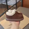 Botas de neve infantis estilo retrô, nova coleção outono/inverno 2026, sapatos de algodão modernos e versáteis para crianças, com forro de fleece adicionado para aquecimento