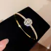 Pulseira com Fecho Floral Entrelaçado em Zircônia Banhada a Ouro 18K Pulseira Versátil Fashionável para o Dia a Dia Joia de Mão Exquisita