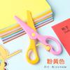 Tijeras de arte para jardín de infantes tijeras de plástico hechas a mano para niños tijeras de resorte para dobladillo tijeras para cortar papel no lastiman la mano tijeras al por mayor