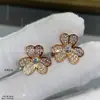 Nuevo Modelo de Exquisitos Pendientes de Trébol de Cuatro Hojas, Versión de Alta Gama con Oro V, Aguja de Plata 925, Chapados en Oro de 18 Quilates, Concha Blanca, Pendientes Completamente Incrustados con Diamantes para Mujer