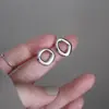 Brincos de Argola Assimétricos Estilo Novo 2025 para Mulheres Design de Nicho Luxo Acessível Popular Coreano Brincos Elegantes de Alta Qualidade