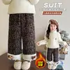 Pantalones forrados de polar para niñas, colección otoño e invierno 2026, estilo nuevo, pantalones largos casuales para bebés, pantalones rectos con estampado de leopardo para niños, cálidos para el invierno