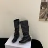 Novas Botas Quadradas Vintage Amassadas Outono/Inverno 2026 com Aumento Interno de Altura de 4CM, Botas de Cano Médio de Nicho, Botas de Salto Plataforma de Uso Duplo