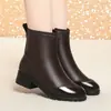 Botines de cuero suave con tacón grueso para mujer, invierno 2026, forrados de felpa, cálidos, antideslizantes, versátiles, modernos, botas estilo Martin, tacón medio, cómodos botines de cuero