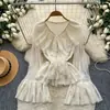 Blusa de encaje con volantes y cuello en V, manga acampanada, estilo romántico francés, con un toque de alta gama para mujer, chic y estilizada para otoño 2026