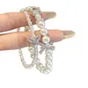 Pulsera Francesa Dulce Fresca de Perlas para Mujer con Lazo de Pedrería Mariposa Morada Trébol de Cuatro Hojas Colgante Cadena de Mano Nicho Aura de Lujo Ligero