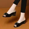Sandalias cuadradas con hebilla de strass de boca de pez para mujer, nuevo modelo de verano 2026, mules sin cordones de tacón grueso y punta abierta para uso en exteriores
