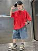 Conjunto de Verano para Niños con Camiseta de Manga Corta a Rayas Verticales Set Modelo Nuevo 2026 para Niños Mayores, Conjunto de Dos Piezas de Shorts de Mezclilla para Niños