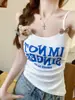 Camisola de Verão Puramente Sexy com Bojo, Estampa de Letras, Design nas Costas Estilo Boneca, Alças Irregulares, Fashion e Emagrecedora para Garotas Descoladas