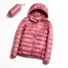 En Stock Invierno 2025 Versión Coreana Nueva Chaqueta de Plumas Ultraligera para Mujer, con Capucha, Corta, Ajustada, Tallas Grandes, Abrigo de Moda