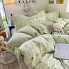 Nuevo juego de ropa de cama de gasa de doble capa con sensación de nube, disponible en un juego de cuatro piezas para dormitorio y un juego de tres piezas para cama individual, que incluye una funda de edredón, una sábana plana y una sábana bajera.