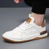 Zapatos de Hombre de Cuero Genuino Europeo con Suelas Gruesas, Zuecos Casuales Transpirables Huecos, Zapatos Blancos de Hombre 2026 Otoño Nuevos y Modernos