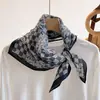 Pañuelo pequeño cuadrado de algodón y lino con estampado paisley en blanco y negro para mujer, adecuado para primavera, otoño e invierno, pañuelo para el cuello