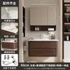 Conjunto de gabinete de baño estilo mediados de siglo de madera de nogal y aluminio de panal, incluyendo un lavabo de cerámica y tocador para el baño