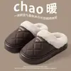 Pantuflas de algodón para mujer para invierno, impermeables, con parte superior de piel con patrón de diamantes, suela gruesa, forro de felpa para abrigar, adecuadas para usar en interiores y exteriores, y con diseño antideslizante y punta cerrada peluda
