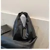 Bolsa de nuvem macia e fofa bolsa de mão feminina primavera/verão 2026 bolsa de ombro com alça longa grande capacidade versátil bolsa de ombro para o dia a dia